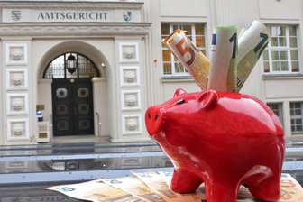 Gericht sorgt für Feuerwehr-Posse: Meeraner löschen Brand – Oberlungwitzer bekommen 3000 Euro - Ein Sparschwein vor dem Amtsgericht in Hohenstein-Ernstthal. Richter entscheiden, welche Vereine und Hilfsorganisationen das Geld bekommen.
