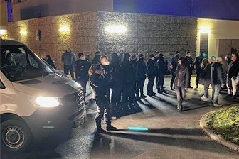 Gericht stellt fest: Rechter Zwickauer Stadtrat Sven Georgi hat Polizistin geschlagen - Der Ort der nun vor Gericht aufgearbeiteten Tat: Am Einkaufsmarkt an der Katharinenstraße kam es am 27. Dezember 2021 zur Konfrontation zwischen Corona-Protestlern und der Polizei. 