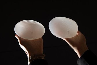 Gericht verurteilt TÜV im Brustimplantate-Skandal zu Schadenersatz -