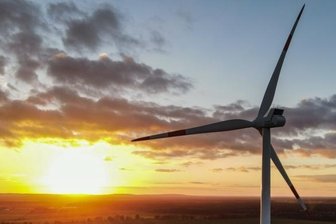 Gericht zu Windrad-Plan eingeschaltet - Windrad im Sonnenuntergang: So romantisch dies aussehen mag - in der Realität gibt es oft Zoff wegen der Anlagen. 