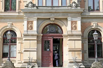 Gerichtsentscheidung zum Zwickauer Ex-Revierleiter kommt viel zu spät - Eingang zum Amtsgericht, das den Verdächtigen für unschuldig erklärt hat.
