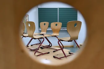 Gerichtsprozess in Zwickau: Hatte ein Lehrer ein Verhältnis mit einer minderjährigen Schülerin? - Ein Lehrer aus dem Landkreis Zwickau soll seine Position gegenüber einer Schülerin ausgenutzt haben.