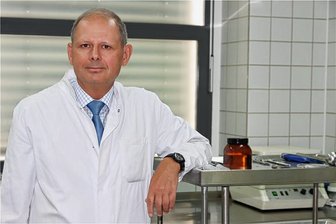 Gerichtsprozess um tote Mutter in Freiberg: Was der Rechtsmediziner dazu sagt - Professor Jan Dreßler leitet das Institut für Rechtsmedizin der Universität Leipzig. Der 61-Jährige hat im Prozess um einen mutmaßlichen Rentenbetrug in Freiberg als Sachverständiger ausgesagt.