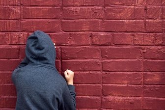 Gerichtspsychiater über Doppelmord an Frau und Kleinkind in Werdau: "Er hat die beiden abgöttisch geliebt" - Gegen die Wand. Ein 31 Jahre alter Mann aus Westsachsen (für den dieses Symbolfoto steht) muss wegen zweifachen Mordes lebenslänglich ins Gefängnis.