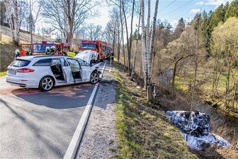 Gerichtsverhandlung nach schwerem Unfall zwischen Annaberg-Buchholz und Tannenberg: Unfallopfer wäre fast verbrannt - Die fünf Unfallopfer zogen sich am Ostersonntag 2022 teils schwere Verletzungen zu. 