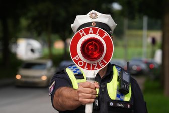 Geringswalde: Audi-Fahrer flüchtet vor Polizeikontrolle – bis nach Leisnig - Die Aufforderung zum Anhalten hat einen Audi-Fahrer zunächst nicht interessiert.
