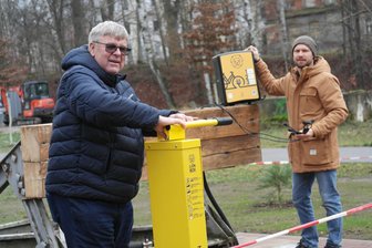 Geringswalde: Bikertreff bekommt Reparaturstation für Fahrräder - Ein guter Tag für Günter Busch (l.) und Frank Wagenbichler: Reparaturstation und das Ladegerät für E-Bikes können nun installiert werden.
