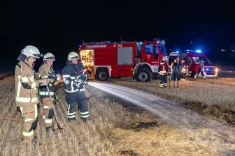 Geringswalde: Brennender Strohballen setzt Feld in Flammen - Am Montagabend löschte die Feuerwehr Geringswalde einen Feldbrand.