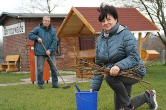 Geringswalde: Ehrenamtliche kämpfen gegen Dreck und Unordnung an - Monika und Andreas Jahn sorgen für ein gepflegtes Erscheinungsbild des Rastplatzes am Geringswalder Bahnwärterhäuschen.