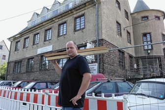 Geringswalde: Ein Hotspot der rechtsextremen Szene? - Philipp Herrmann will den Gasthof Sanssouci retten. Hier ist er auf Unterstützer angewiesen. Doch einer der Mitstreiter des Vereins wirft das Engagement in schlechtes Licht. Noch dazu wurde das Objekt als Treffpunkt von Neonazis genutzt.