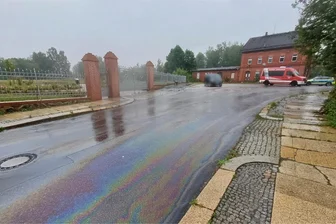 Geringswalde: Feuerwehrleute kämpfen gegen Ölspur - In Geringswalde ist Öl einer Ölspur vom Regen in die Kanalisation gespült worden.