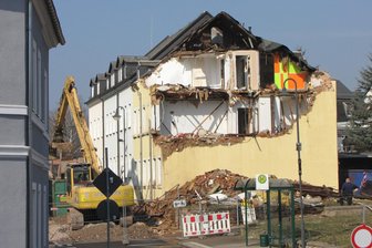Geringswalde: Großvermieter lässt Zweigeschosser abreißen - Ins Gebäude drang über Jahrzehnte Wasser ein. Die Brache war nicht mehr zu retten.