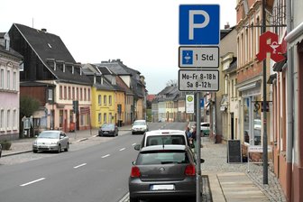 Geringswalde kämpft mit Dauerparkern am Marktplatz - Wer mal eben schnell zur Hörakustik möchte, findet selten direkt davor einen Parkplatz.