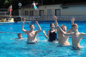 Geringswalde: Oberschüler mischen Freibad auf - Statt in der Schule zu schwitzen, nutzen Harthaer Oberschüler das Badfest zum Abkühlen.