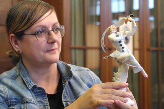 Geringswalde: Porzellanschatz aus Erbschaft in Dresden unter dem Hammer - Einige Erinnerungsstücke an Bärbel Patzig sind in einer Vitrine des Rathauses ausgestellt. Bürgermeisterin Sandra Fischer zeigt eine Porzellanfigur.