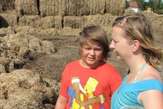 Geringswalde: Schäfer nach Brand von Beistand überwältigt - Anja Hentschel steht mit ihren Kindern Florian und Kim vor den Überresten des Strohlagers.