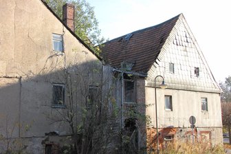 Geringswalde sperrt Bereich um einsturzgefährdetes Gebäude - Der Giebel des Gebäudekomplexes an der Leipziger Straße droht abzustürzen. Die Kommune sperrt den Bereich.