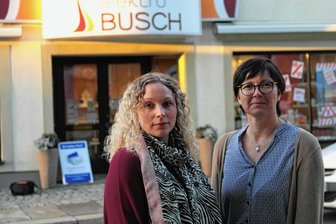 Geringswalde verliert Geschäft: Elektro-Busch schließt nach 32 Jahren - Ina Ruppelt (l.) wird bis zur Schließung des Geschäftes an der Dresdener Straße noch hinter dem Ladentisch stehen. Mandy Thieme unterstützt die Verkäuferin bis dahin.
