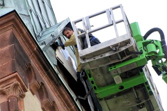 Geringswalde: Warum der Kirchturm vorerst keine Uhr mehr hat - In 38 Meter Höhe baute Tobias Vogler vom Dresdener Fachbetrieb Uhren-Technik das erste von vier Zifferblättern aus.