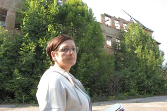 Geringswalde will Innenstadtbereiche neu ordnen - Bürgermeisterin Sandra Fischer macht sich dafür stark, die einstige Stuhlfabrik an der Mittweidaer Straße 10 abreißen zu lassen. Ein Feuer vernichtete im November 2014 Eindeckung und Dachgebälk.
