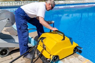 Geringswalde will Millionen investieren - Am Becken des Geringswalder Freibades - hier Schwimmmeister Lutz Porsche bei der Saisonvorbereitung im vergangenen Jahr - muss dringend etwas gemacht werden. Die Unterhaltung ist kosten- und personalintensiv. Ob Geld für die Planung ausgegeben werden soll, entscheiden die Stadträte. 