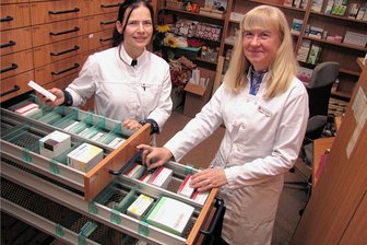 Geringswalder Apotheke regelt Nachfolge frühzeitig - Manja Heinrich (l.) übernimmt ab Januar die Geschäfte von Berit Liebau in der "Apotheke am Großteich" in Geringswalde. 