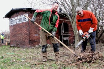 Geringswalder Bahnwärterhäuschen erfährt neue Nutzung - Frank Wagenbichler (l.) und Günter Busch machen Gestrüpp und Wildwuchs rund um das Gebäude den Garaus.