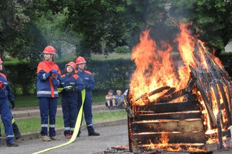 Geringswalder Feuerwehrnachwuchs: „Wir brauchen passende Technik für die Kids“ - Zum nächsten Einsatz der Jugendfeuerwehr, hier bei einer Schauübung, werden die jungen Brandschützer auf altersgemäße Gerätschaften zurückgreifen können.