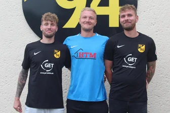 Geringswalder Fußball-Brüder müssen noch zittern: Familienzusammenhalt im Abstiegskampf - Die Brüder Patrick, Danny und Kevin Moratzky (v. l.) kämpfen mit dem SV Geringswalde noch um den Klassenerhalt in der Mittelsachsenliga.