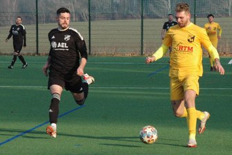 Geringswalder Fußballer drehen im ersten Testspiel beim VfB Leisnig einen Rückstand - Torschützen im Laufduell: Der Geringswalder Kevin Moratzky (r.) erzielte das zwischenzeitliche 3:1. Zuvor traf der Leisniger Julian Kunze zur Führung für den VfB Leisnig.