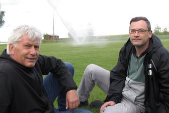 Geringswalder Fußballer lassen es regnen - Mike Leye (l.) und Andreas Mehnert freuen sich mit dem gesamten Fußballclub über das sanierte Spielfeld mit der Bewässerungsanlage.