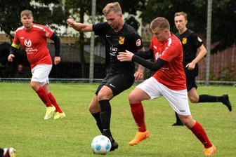 Geringswalder Fußballtrainer: „Wir brauchen einen guten Tag“ - Die Geringswalder gehen nach dem 2:0 gegen Altmittweida – hier versucht Kevin Moratzky (l.) den Ball zu behaupten – mit breiter Brust ins Derby gegen Lunzenau.