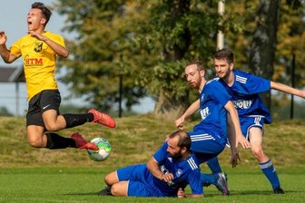 Geringswalder gewinnen intensives Derby - Der Geringswalder Gino Rausch wird hier zwar gestoppt, war aber ein Aktivposten im Angriffsspiel seiner Mannschaft. Die Rochlitzer Lukas Jaeckel, Max Deitert und Christopher Elsel warten weiter auf einen Sieg. 