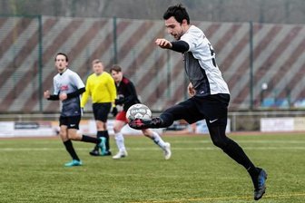Geringswalder schießen sich für Rückrunde warm - Filigrane Ballmitnahme und treffsicher: Tom Liebers vom SV Geringswalde trug sich gegen Sermuth doppelt in die Torschützenliste ein. 
