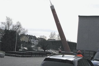 Geringswalder Schlot geht in Sekunden zu Boden - Innerhalb von Sekunden neigt sich der Schlot und landet exakt im vorbereiteten Fallbett.