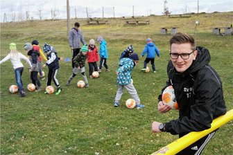 Geringswalder Tierschützer und Fußballer sammeln Altpapier - Die Geringswalder Fußballer wollen die Sanierung der Sanitärräume stemmen. Dafür wird Geld gebraucht. 