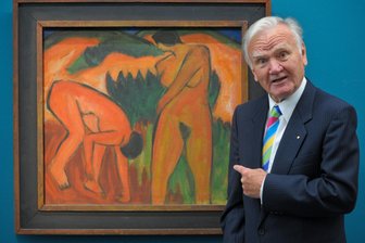 Gerlinger-Sammlung zur „Brücke“-Kunst versteigert: Schmidt-Rottluff-Bild unter drei Top-Verkäufen - Kunstsammler Hermann Gerlinger vor dem Gemälde „Rote Düne“ (1913) von Karl Schmidt-Rottluff, das bei den Auktionen ebenfalls versteigert wurde.