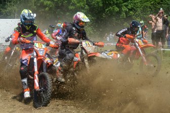 German Cross Country: 650 Geländefahrer zeigen im Erzgebirge ihr Können - Bei den Rennen am Venusberger Steinbruch geht es immer heiß her. Vor allem am Start, wenn das Fahrerfeld noch zusammen ist.