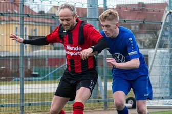 Germania: Auswahl ist begrenzt - Silvio Grötzsch (l.) war in der Landesklasse-Saison 2017/18 ein Garant für den Landesliga-Aufstieg von Germania Mittweida. Bereits im Dezember 2017 öffnete er mit seinem 2:1-Siegtreffer gegen den BSC Freiberg das Tor zur Sachsenliga, durch das die Mittweidaer später auch gingen. Grötzsch ist mit 38 Jahren immer noch dabei.