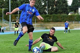 Germania beweist Geduld - Der Mittweidaer Carl Louis Altmann (l.) hatte es schwer, an Marcel Herrmann-Muster vom TSV Langhennersdorf vorbeizukommen.