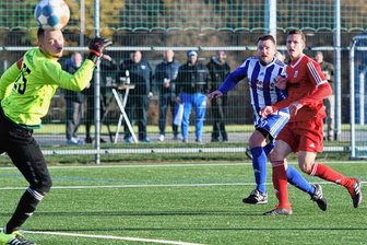Germania brennt Feuerwerk ab - Treffsicher: Nils König (in Blau) erzielt hier mit einem Schuss ins lange Eck das 2:0. Ihm gelangen binnen zehn Minuten 3 Tore.