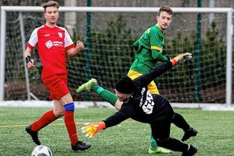 Germania gewinnt das Derby - Neukirchens Keeper Philipp Lohse musste im Derby gegen den TSV Germania drei Mal hinter sich greifen.