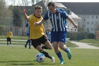 Germania-Kicker stoppen Negativtrend - Nils Blumberg (r.) rückte für das Kellerduell trotz Trainingsrückstands gegen Mülsen direkt in die Startelf der Germania und hielt 90 Minuten durch.