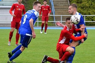 Germania lässt Knoten platzen - Abwärtstrend gestoppt: Die Germania-Kicker Kevin Frieden (l.) und Toni Hahn (r.) liefen gegen den SSV Markranstädt erstmals in dieser Saison von Beginn an auf und belohnten sich mit einer guten Leistung.