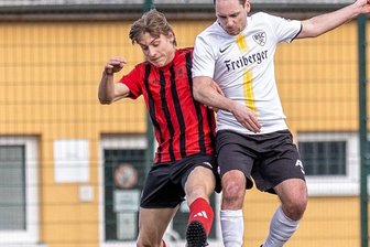 Germania meldet sich zurück - Duell auf Augenhöhe: Der SV Germania Mittweida, hier mit Moritz Eismann (l.), und der BSC Freiberg um Meik Mehner lieferten sich ein packendes Duell, das mit einem leistungsgerechten 2:2-Remis endete. 