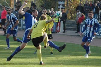 Germania mit gebrauchtem Tag - Meist einen Schritt zu spät: Die Mittweidaer Fußballer mit Kapitän Andreas Hönig (M.) waren in der zweiten Halbzeit chancenlos und kassierten beim Großenhainer FV eine deftige 0:5-Niederlage.