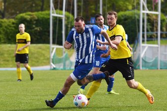 Germania Mittweida: Mit Blitzstart zum Klassenerhalt - Nico Götze (l.) kam gegen Kesselsdorf auf einer für ihn ungewohnten Position zum Einsatz. Er spielte in der Innenverteidigung.