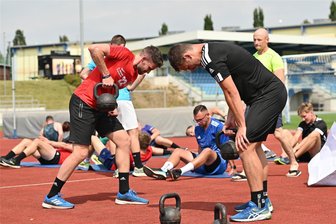 Germania Mittweida: Nach den Strapazen geht es für die Kicker zum Italiener - Ausbilder Mario Werner (hellgrünes Trikot) brachte die Germania-Kicker bei einem Bootcamp dabei ordentlich ins Schwitzen.