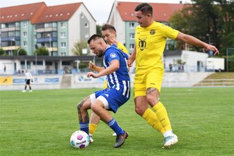 Germania Mittweida unterliegt Fortuna Chemnitz klar - Schwerer Stand: Germania-Akteur Nico Götze muss sich hier gegen zwei Chemnitzer behaupten.