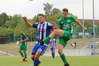 Germania nimmt neuen Anlauf - Augen zu und durch: Wie hier gegen den Hartmannsdorfer SV Empor will Nils König (l.) keine Zweikämpfe scheuen und das Mittweidaer Spiel über den Kampf beleben. 